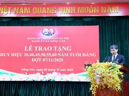 ĐẢNG UỶ XÃ HỒNG VÂN TRAO TẶNG HUY HIỆU ĐẢNG ĐỢT 7/11