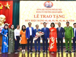 78 ĐẢNG VIÊN PHƯỜNG HOÀN KIẾM NHẬN HUY HIỆU ĐẢNG ĐỢT 7/11