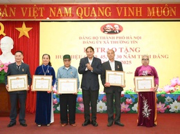 Đảng bộ xã Thường Tín: 36 Đảng viên được trao tặng, truy tặng huy hiệu Đảng đợt 7/11