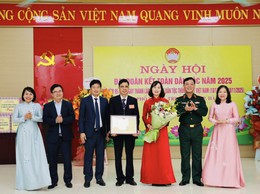 THIẾU TƯỚNG ĐÀO VĂN NHẬN - TƯ LỆNH BỘ TƯ LỆNH THỦ ĐÔ DỰ NGÀY HỘI ĐẠI ĐOÀN KẾT TẠI XÃ TRUNG GIÃ