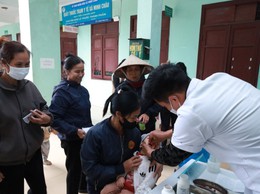 Hơn 200 trẻ em từ 6 đến dưới 36 tháng tuổi của xã Minh Châu được uống Vitamin A đợt 2/2025