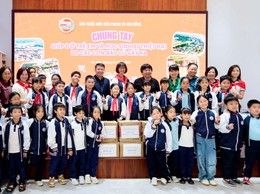 Trường Tiểu học Thịnh Quang trao tặng hơn 21.800 cuốn vở tiếp sức học sinh vùng lũ