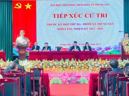 BÍ THƯ ĐẢNG ỦY, CHỦ TỊCH HĐND XÃ TRUNG GIÃ LÊ HỮU MẠNH TIẾP XÚC CỬ TRI TRƯỚC KỲ HỌP THỨ 3