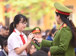 TRƯỜNG THCS YÊN SỞ TỔ CHỨC CHƯƠNG TRÌNH TUYÊN TRUYỀN, PHỔ BIẾN GIÁO DỤC PHÁP LUẬT CHO HỌC SINH
