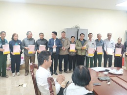 UBND xã Thạch Thất trao Giấy chứng nhận quyền sử dụng đất nông nghiệp sau dồn điền đổi thửa cho nhân dân trên địa bàn.