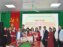 Phường Tùng Thiện tuyên dương 2 học sinh Trường Tiểu học Trung Sơn Trầm đạt thành tích cao tại Giải Vô địch Cờ vua trẻ châu Á 2025