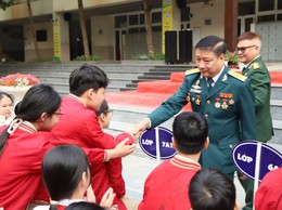 Hội Cựu chiến binh phường Nghĩa Đô giáo dục truyền thống yêu nước học sinh trường THCS Nghĩa Tân