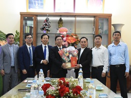 Ban Tuyên giáo và Dân vận Thành ủy Hà Nội thăm, tặng quà Giáo xứ Nội Bài nhân dịp Noel 2025