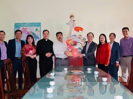 Ban Tuyên giáo và Dân vận Thành uỷ Hà Nội thăm và tặng quà giáo xứ Nghĩa Ải ( xã Mỹ Đức)