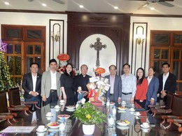 BAN TUYÊN GIÁO VÀ DÂN VẬN THÀNH ỦY HÀ NỘI THĂM, TẶNG QUÀ GIÁO XỨ SƠN MIÊNG
