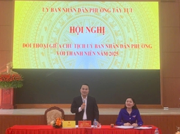 Đồng chí Vũ Duy Hùng - Phó Bí thư Đảng uỷ, Chủ tịch UBND phường Tây Tựu đối thoại với thanh niên