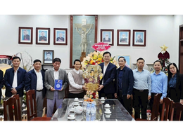 Lãnh đạo xã Hát Môn thăm, tặng quà các giáo xứ trên địa bàn nhân dịp Giáng sinh năm 2025