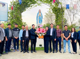 Yên Xuân: Thăm, tặng hoa các điểm sinh hoạt tôn giáo nhân dịp lễ Giáng sinh Noel năm 2025