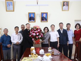 Lãnh đạo xã Quang Minh thăm, tặng quà giáo xứ trên địa bàn nhân dịp Giáng sinh năm 2025