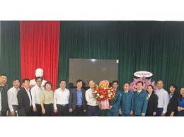 Lãnh đạo xã chúc mừng BCH Quân sự nhân ngày thành lập Quân đội Nhân dân Việt Nam.