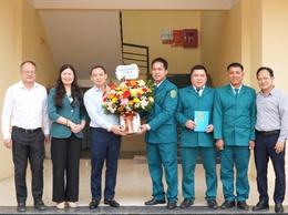 LÃNH ĐẠO XÃ TẶNG HOA CHÚC MỪNG BAN CHỈ HUY QUÂN SỰ XÃ NHÂN DỊP NGÀY QUÂN ĐỘI NHÂN DÂN VIỆT NAM