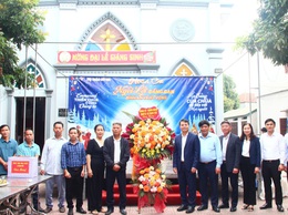 Lãnh đạo xã Thạch Thất thăm và tặng quà các Giáo xứ, Giáo họ trên địa bàn nhân dịp Lễ Giáng sinh năm 2025