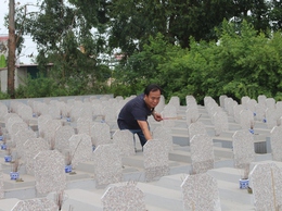 Người nặng lòng với những phần mộ vô danh