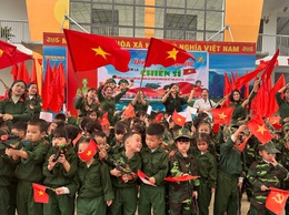 Trường Mầm non Minh Châu tổ chức chương trình trải nghiệm “Chúng tôi là chiến sĩ” nuôi dưỡng tinh thần kỷ luật và lòng yêu nước cho trẻ.