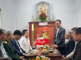Ủy ban MTTQ Việt Nam xã Ngọc Hồi thăm, tặng quà đồng bào Công giáo nhân dịp Lễ Giáng sinh năm 2025