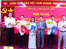 Xã Hát Môn tổ chức hội nghị công bố và trao các Quyết định về công tác cán bộ