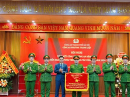 Công an phường Thanh Liệt vinh dự nhận Cờ đơn vị dẫn đầu phong trào thi đua “Vì an ninh Tổ quốc” năm 2025