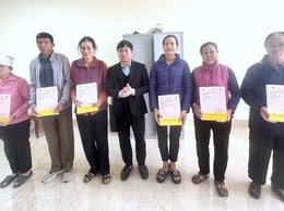 Xã Thạch Thất trao Giấy chứng nhận quyền sử dụng đất sau dồn điền đổi thửa cho nhân dân trên địa bàn