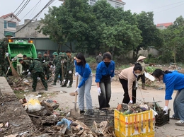 Phường Tây Tựu tổ chức ra quân xử lý vệ sinh môi trường dọc hai bờ sông Pheo