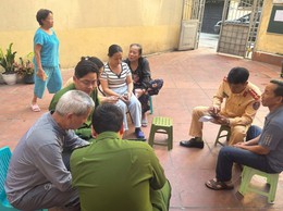 CÔNG AN PHƯỜNG KIM LIÊN
TĂNG CƯỜNG HƯỚNG DẪN NGƯỜI DÂN LÀM SẠCH DỮ LIỆU PHƯƠNG TIỆN TRÊN ỨNG DỤNG iHANOI NGAY TẠI CÁC KHU DÂN CƯ