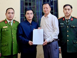 Đồng chí Hoàng Văn Tặng trao trả 900 triệu đồng do chuyển nhầm - Một nghĩa cử cao đẹp