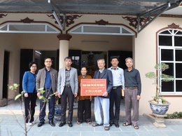 Bí thư Đảng ủy xã Hồng Vân: Trao kinh phí hỗ trợ xây dựng mới, sửa chữa nhà ở đối với người có Công với Cách mạng và thân nhân Liệt sĩ