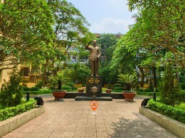 Khu lưu niệm Chủ Tịch Hồ Chí Minh thăm Trường Đại Học Công Đoàn có địa chỉ tại số 158, phố Tây Sơn, phường Kim Liên, thành phố Hà Nội.