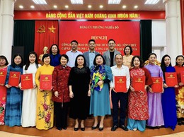 Phường Nghĩa Đô bố và trao quyết định chuyển cán bộ, công chức cấp xã (cũ) thành cán bộ công chức theo Luật mới