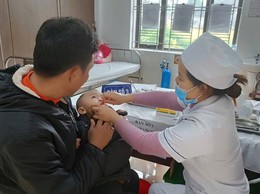 Vân Đình triển khai uống Vitamin A liều cao cho trẻ từ 6 đến dưới 36 tháng tuổi đạt 99,94%