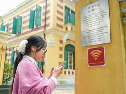 Người dân, du khách hào hứng sử dụng tiện ích wifi miễn phí tại phường Cửa Nam