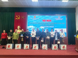 Tam Hưng: Tuyên truyền biển, đảo và Luật Cảnh sát biển Việt Nam, trao quà cho hội viên Cựu chiến binh có hoàn cảnh khó khăn