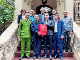 Phường Hoàng Liệt tặng quà các gia đình chính sách nhân kỷ niệm 70 năm ngày thành lập xã, phường Hoàng Liệt