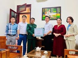 Lãnh đạo thị trấn Phú Minh đến thăm, gặp mặt chiến sĩ mới nhập ngũ tại các đơn vị huấn luyện