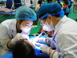 Bệnh viện Hữu nghị Việt Nam - Cu Ba khám răng miệng cho 1.300 học sinh quận Long Biên