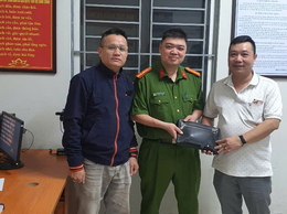 Công an phường Hoàng Liệt đã xác minh, trao trả ví có chứa 103 triệu đồng cho công dân