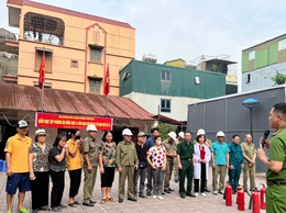 Tổ dân phố số 13 phường Tương Mai thực tập phương án PCCC và cứu nạn cứu hộ của lực lượng tại chỗ.