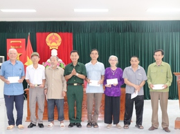 Phú Xuyên: Tặng quà các nạn nhân chất độc da cam