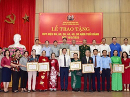 Đảng ủy phường Vĩnh Hưng tổ chức Lễ trao huy hiệu đảng đợt 19/5/2025

