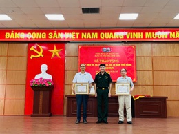 LỄ TRAO HUY HIỆU ĐẢNG DỊP 19/5/2025