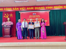Đảng bộ phường Tương Mai trang trọng tổ chức Lễ trao, tặng huy hiệu Đảng đợt 19/5/2025 