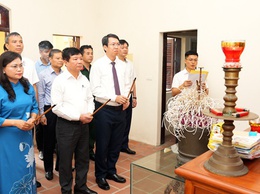 Thường trực Huyện uỷ dâng hương tại Nhà lưu niệm Bác Hồ