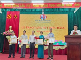 Đảng ủy xã Kim Chung tổ chức Lễ trao tặng Huy hiệu Đảng đợt 19/5/2025