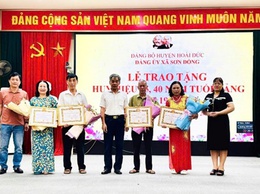 Đảng uỷ xã Sơn Đồng tổ chức lễ trao tặng huy hiệu Đảng