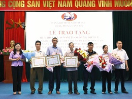 Vân Côn trao Huy hiệu Đảng đợt 19/5 và tổng kết thực hiện Chỉ thị số 05 của Bộ Chính trị