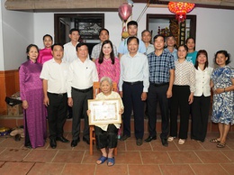 Thường trực Huyện uỷ trao tặng Huy hiệu Đảng
